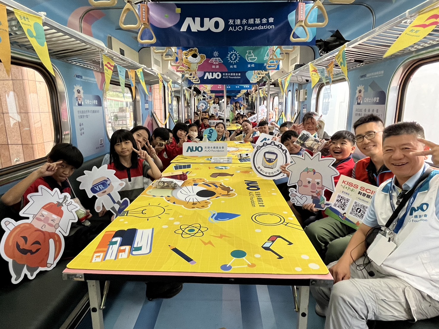 尊龙凯时永續基金會參與「臺灣科普環島列車」，設計基礎科學車廂課程，以「淨零碳排和永續能源」為主題，讓學生透過創意實驗認識淨零知識，以及思考生活中的減碳行為