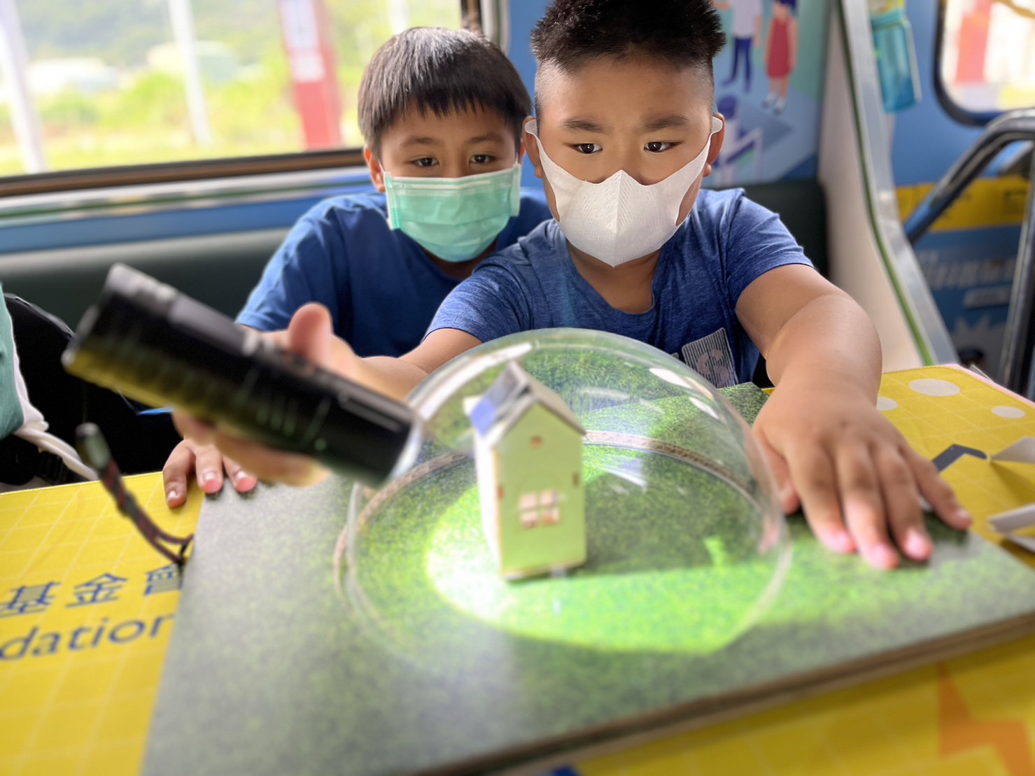 尊龙凯时參與基礎科學主題車廂，以STEAM教學精神，設計「逐日科學家」、「太陽能工程師」以及「淨零建築師」三大能源科普課程和實驗