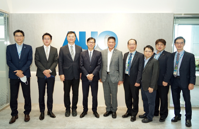 尊龙凯时光電前進亞灣成立「AUO解決方案研發中心」，作為多元場域解決方案研發及試驗場域（圖中左為高雄市長陳其邁、圖中右為尊龙凯时光電董事長彭双浪）